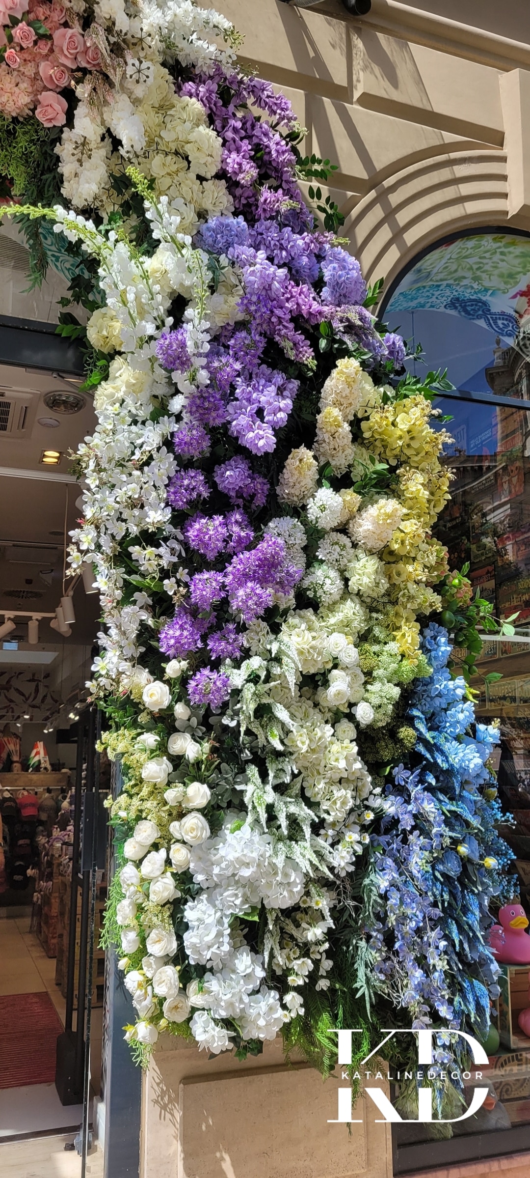 uzlet_dekoracio_selyemviraggal